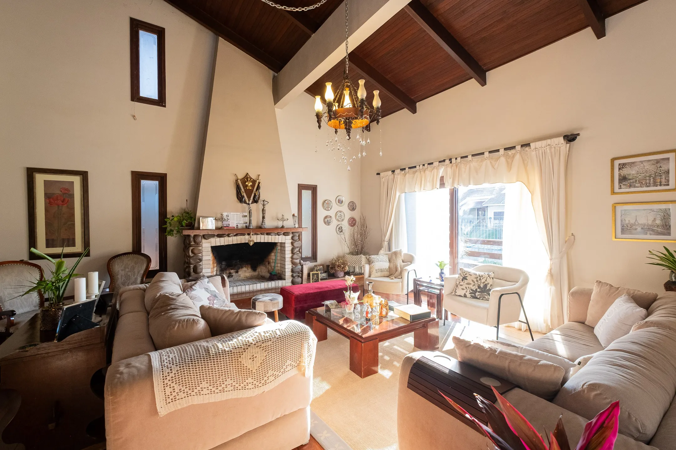 Casa mobiliada à venda na Colina do Sol, Pelotas - 436 m², 4 quartos (sendo 2 suítes), acabamentos de alto padrão e ampla área de lazer com pátio e piscina.