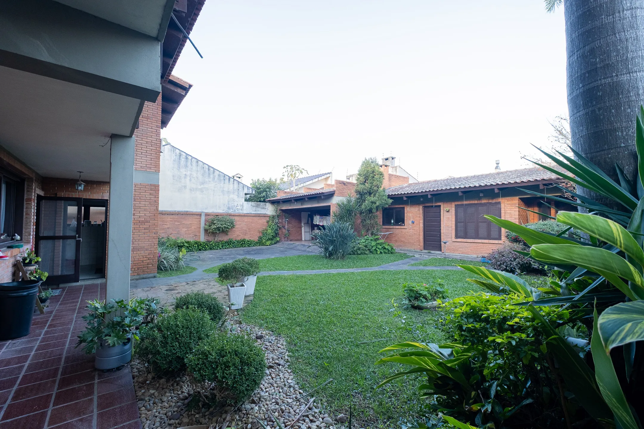 Casa mobiliada à venda na Colina do Sol, Pelotas - 436 m², 4 quartos (sendo 2 suítes), acabamentos de alto padrão e ampla área de lazer com pátio e piscina. - 23
