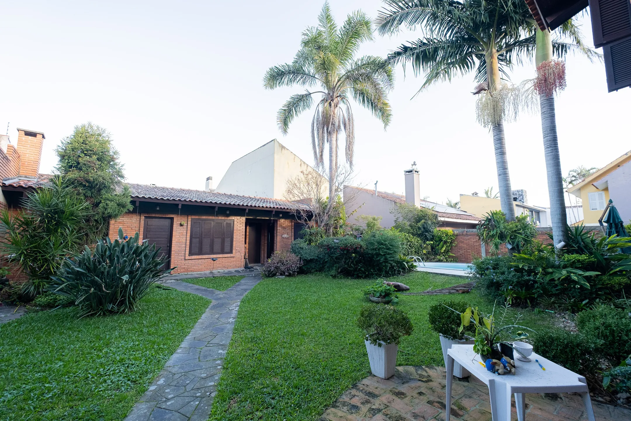 Casa mobiliada à venda na Colina do Sol, Pelotas - 436 m², 4 quartos (sendo 2 suítes), acabamentos de alto padrão e ampla área de lazer com pátio e piscina. - 24