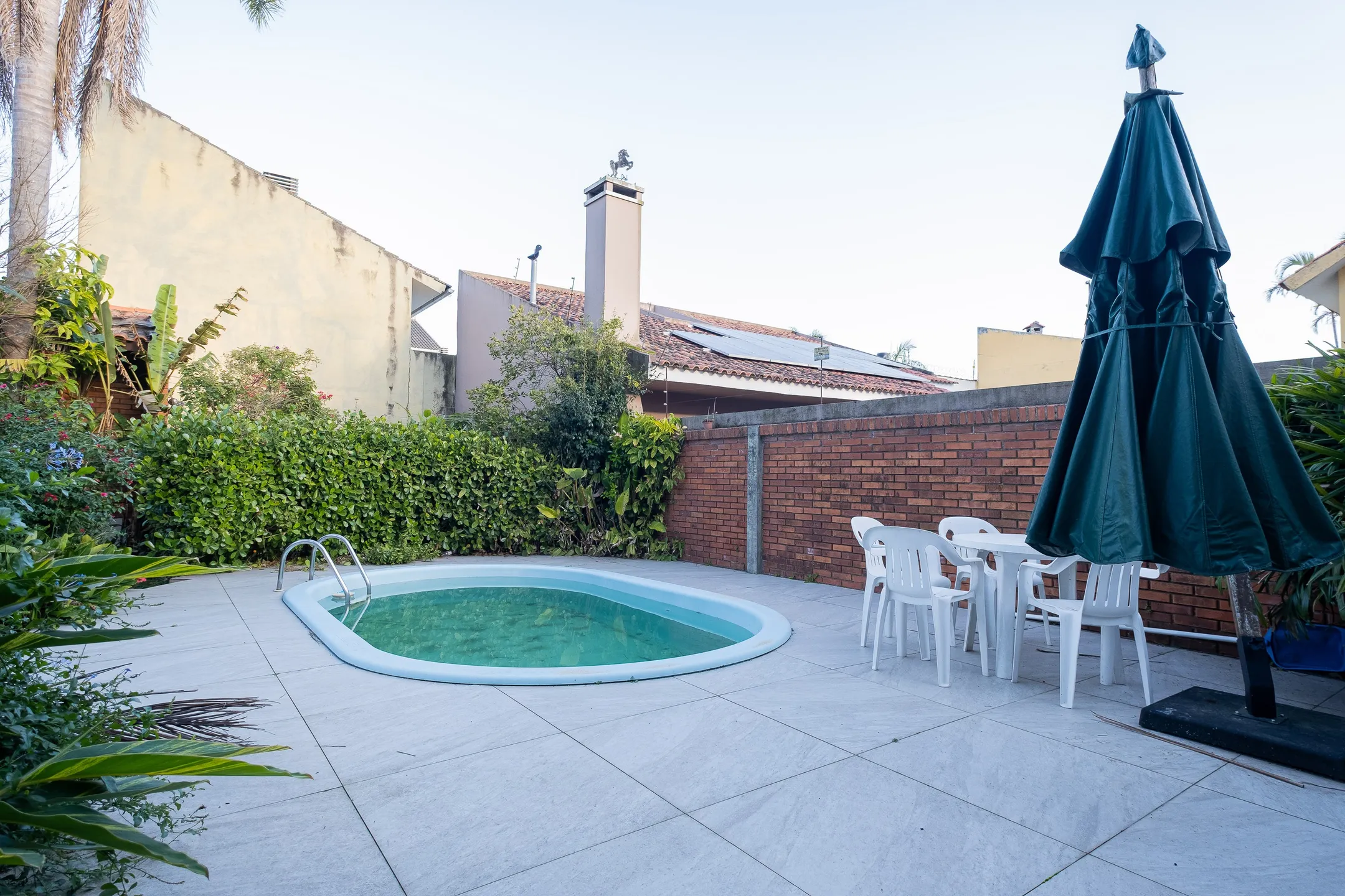Casa mobiliada à venda na Colina do Sol, Pelotas - 436 m², 4 quartos (sendo 2 suítes), acabamentos de alto padrão e ampla área de lazer com pátio e piscina. - 25