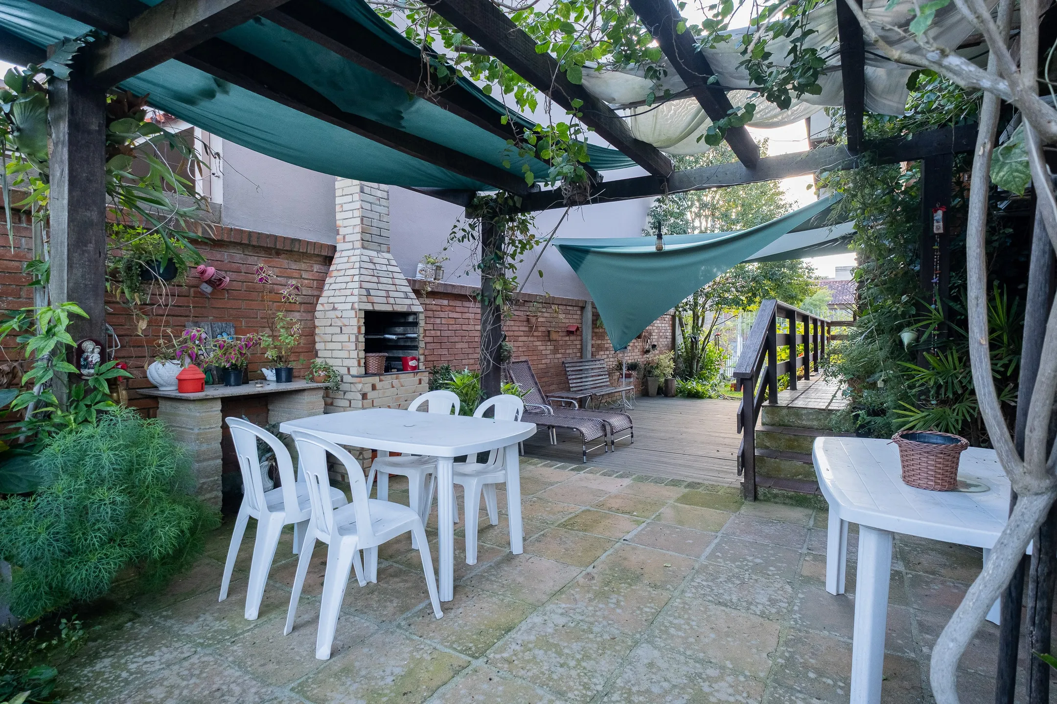 Casa mobiliada à venda na Colina do Sol, Pelotas - 436 m², 4 quartos (sendo 2 suítes), acabamentos de alto padrão e ampla área de lazer com pátio e piscina. - 26