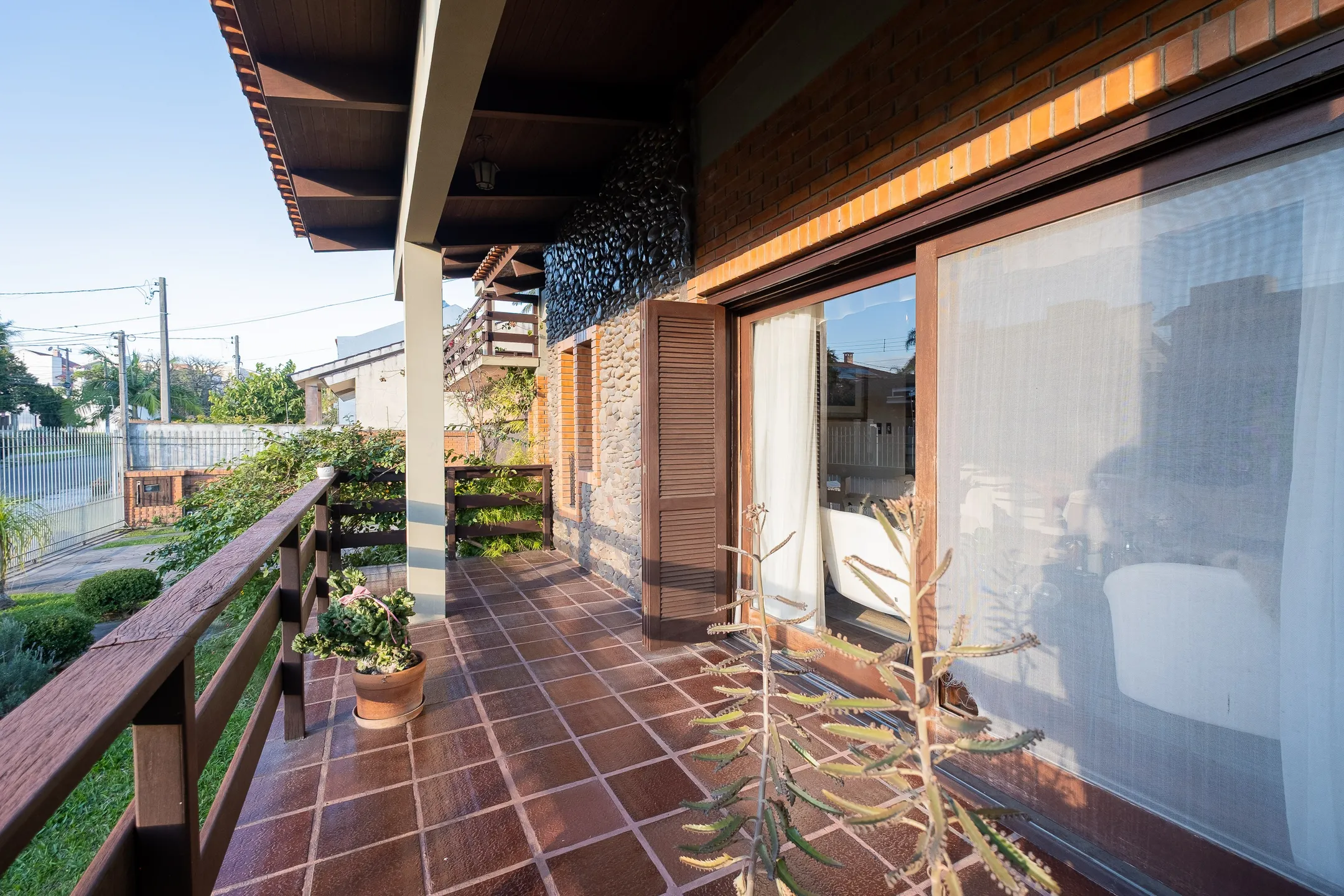 Casa mobiliada à venda na Colina do Sol, Pelotas - 436 m², 4 quartos (sendo 2 suítes), acabamentos de alto padrão e ampla área de lazer com pátio e piscina. - 27