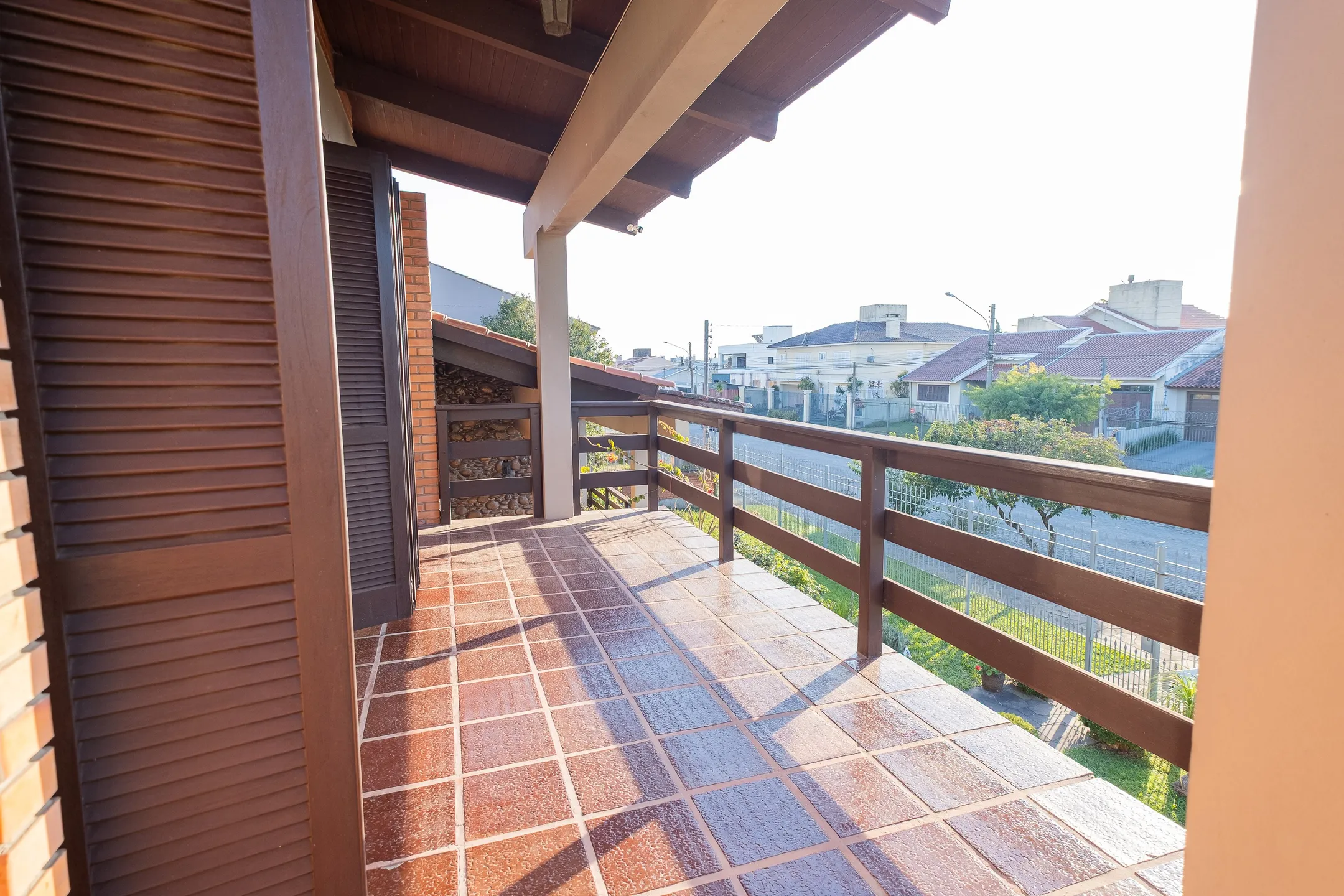 Casa mobiliada à venda na Colina do Sol, Pelotas - 436 m², 4 quartos (sendo 2 suítes), acabamentos de alto padrão e ampla área de lazer com pátio e piscina. - 28