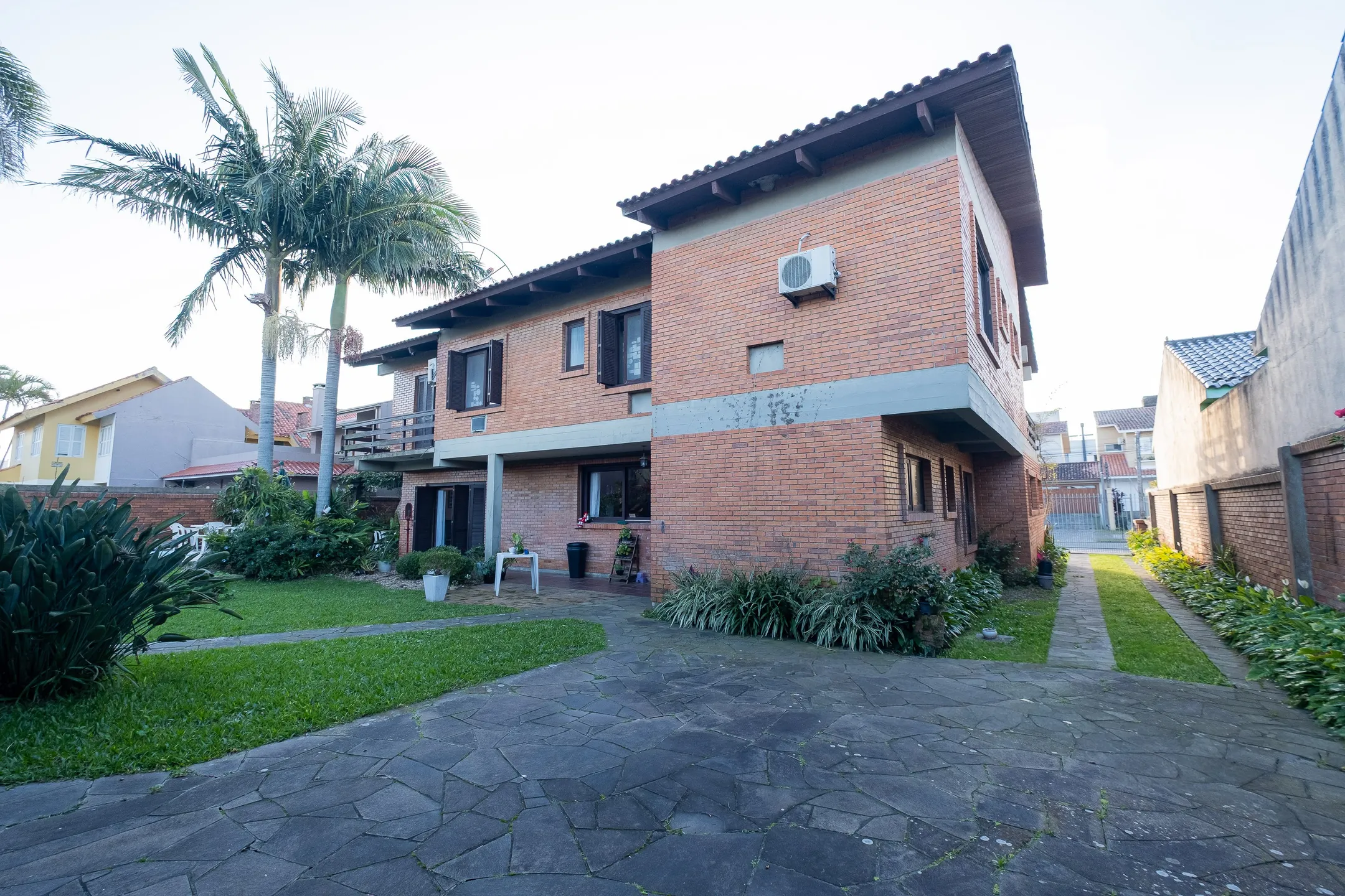Casa mobiliada à venda na Colina do Sol, Pelotas - 436 m², 4 quartos (sendo 2 suítes), acabamentos de alto padrão e ampla área de lazer com pátio e piscina. - 29