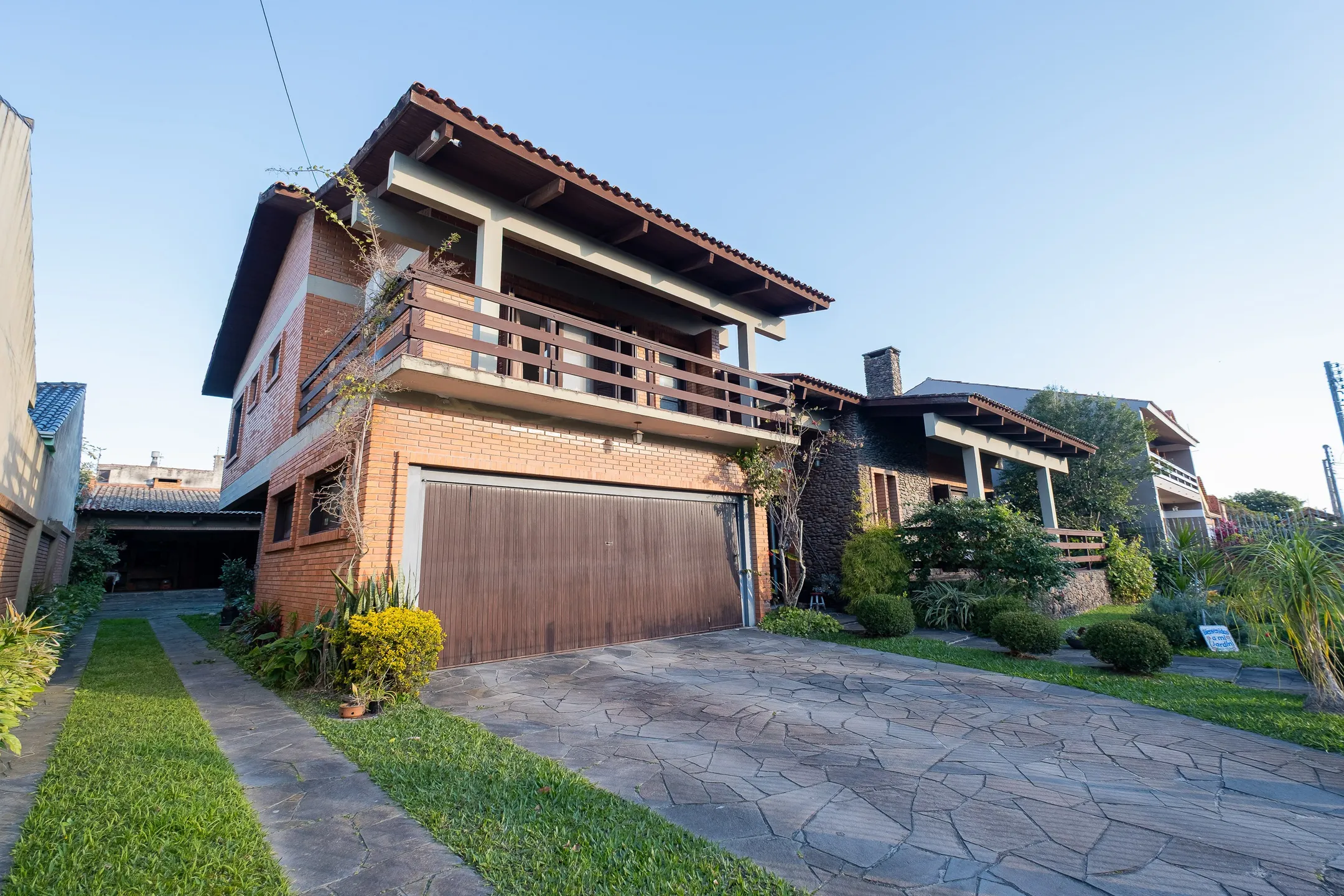 Casa mobiliada à venda na Colina do Sol, Pelotas - 436 m², 4 quartos (sendo 2 suítes), acabamentos de alto padrão e ampla área de lazer com pátio e piscina. - 30