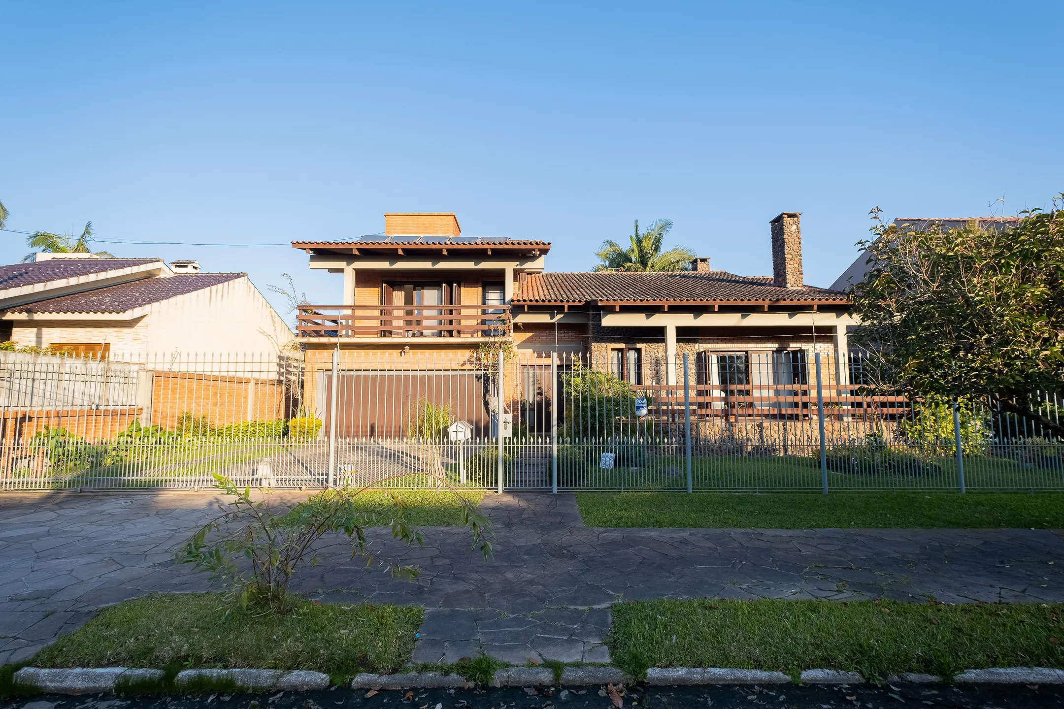 Casa mobiliada à venda na Colina do Sol, Pelotas - 436 m², 4 quartos (sendo 2 suítes), acabamentos de alto padrão e ampla área de lazer com pátio e piscina. - 31