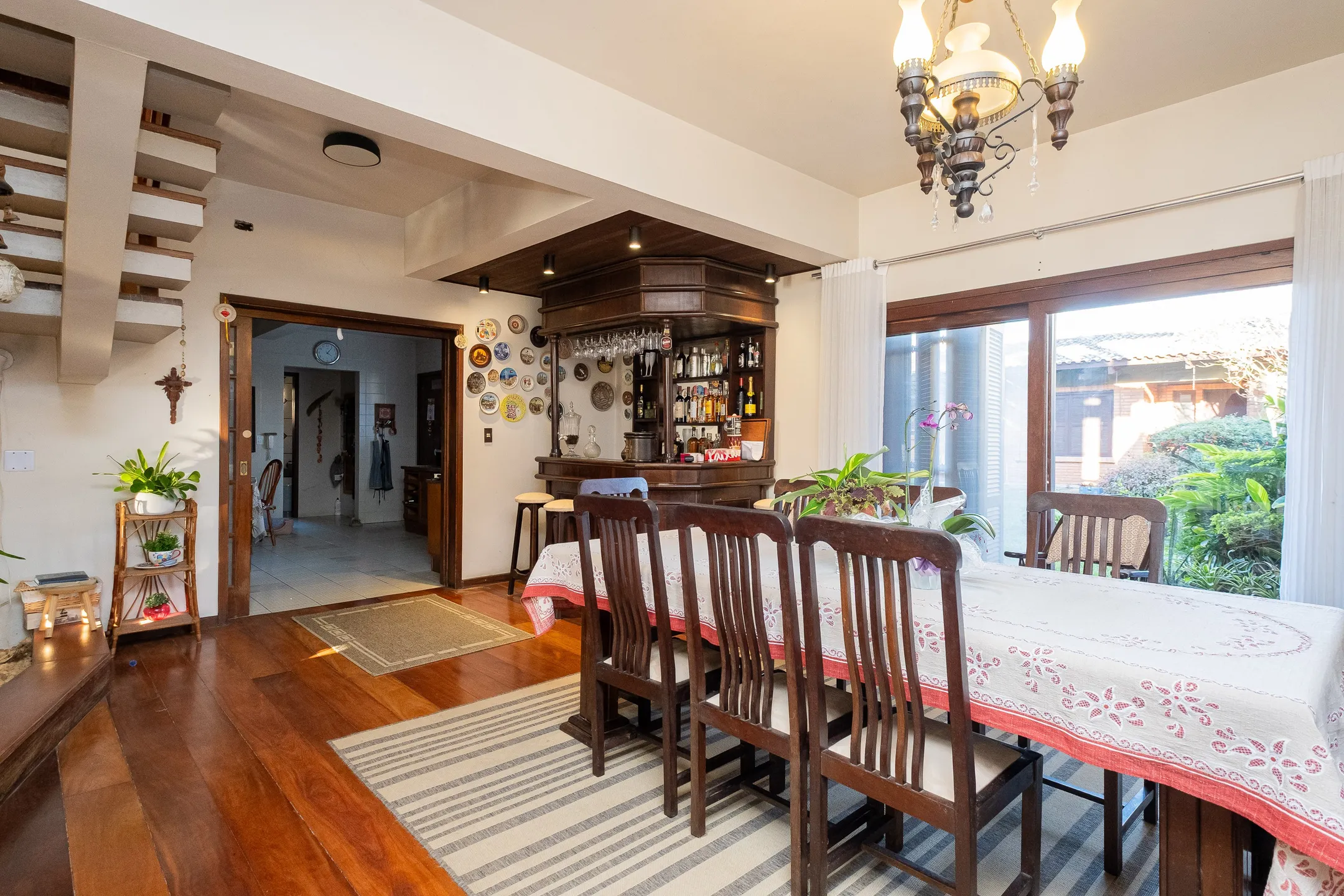 Casa mobiliada à venda na Colina do Sol, Pelotas - 436 m², 4 quartos (sendo 2 suítes), acabamentos de alto padrão e ampla área de lazer com pátio e piscina. - 6