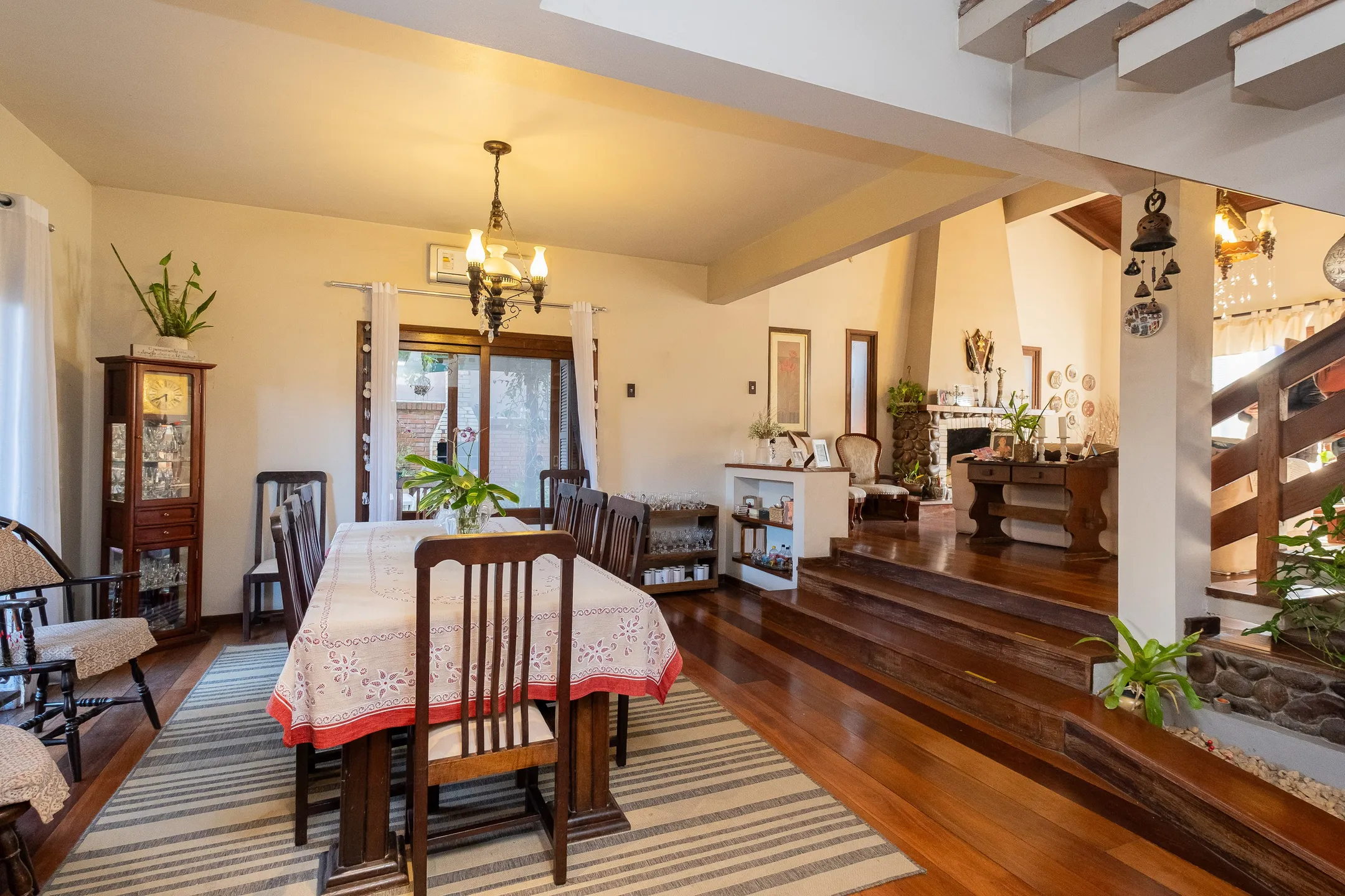 Casa mobiliada à venda na Colina do Sol, Pelotas - 436 m², 4 quartos (sendo 2 suítes), acabamentos de alto padrão e ampla área de lazer com pátio e piscina. - 7