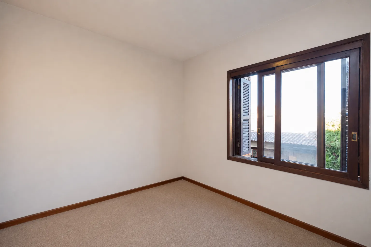 Casa mobiliada à venda na Colina do Sol, Pelotas - 436 m², 4 quartos (sendo 2 suítes), acabamentos de alto padrão e ampla área de lazer com pátio e piscina. - 15