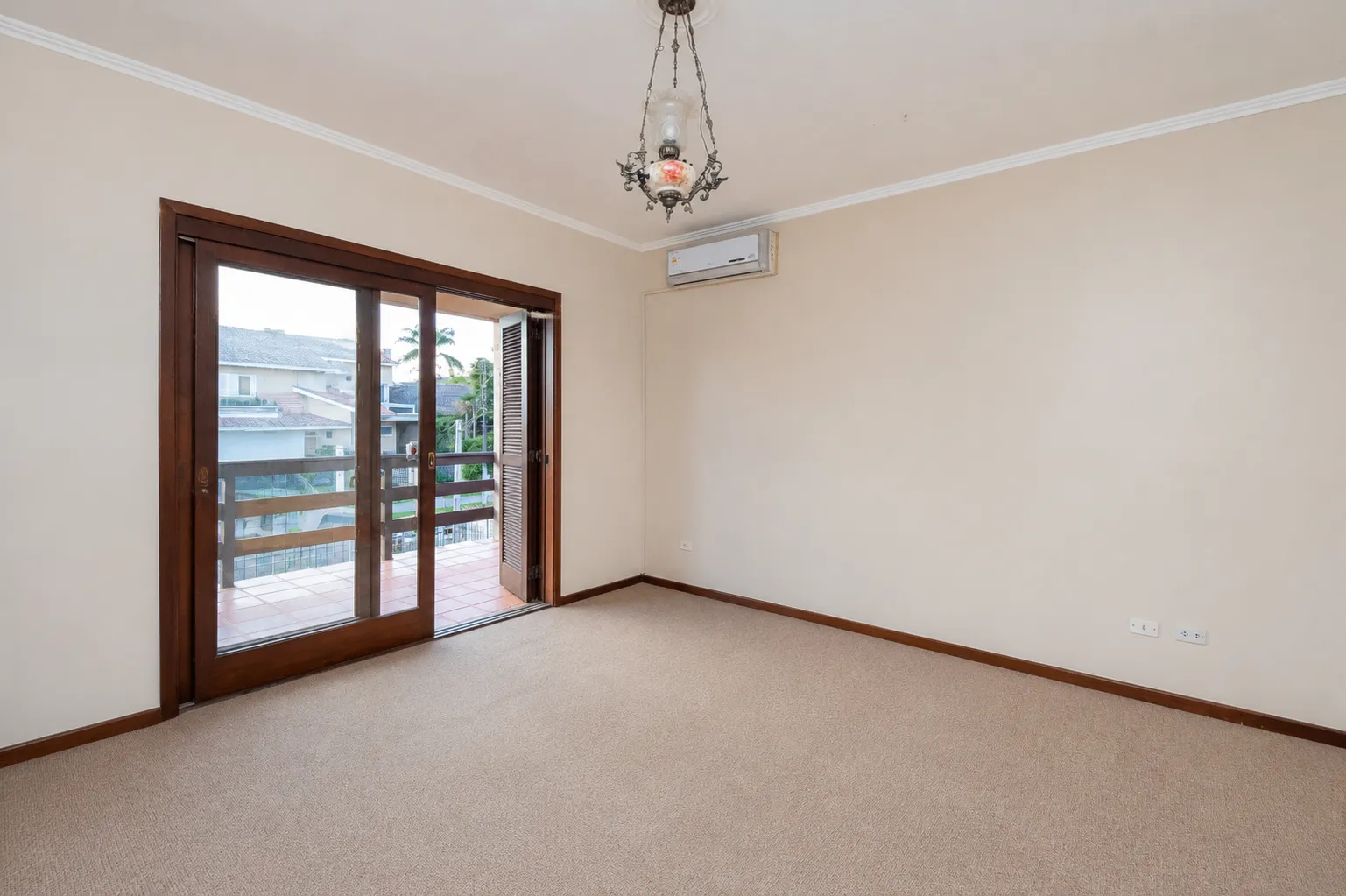 Casa mobiliada à venda na Colina do Sol, Pelotas - 436 m², 4 quartos (sendo 2 suítes), acabamentos de alto padrão e ampla área de lazer com pátio e piscina. - 18