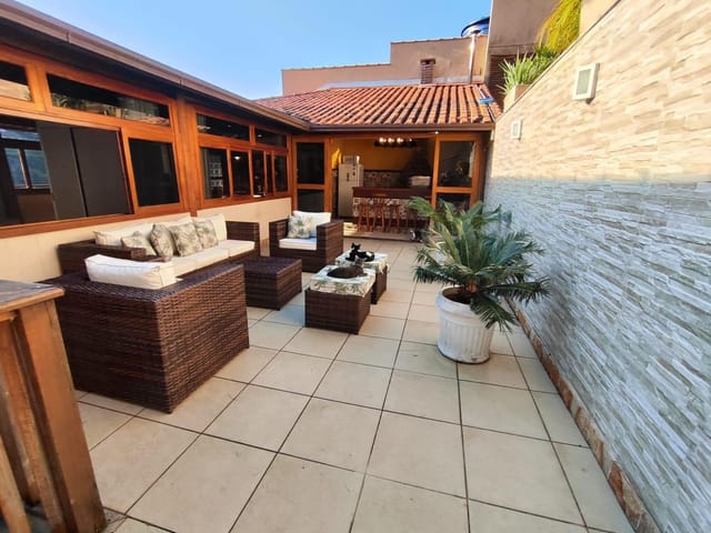 Casa 4 quartos e 1 banheiro, à venda, no bairro Cascatinha em Petrópolis