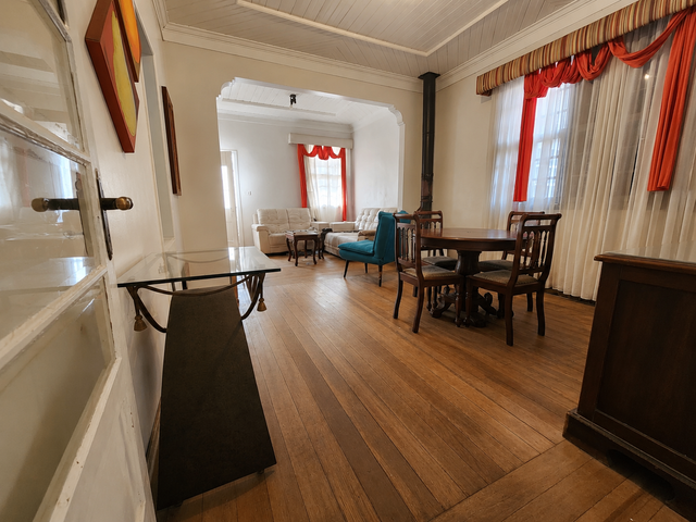 Casa 2 quartos e 1 banheiro, à venda, no bairro Centro em Pelotas