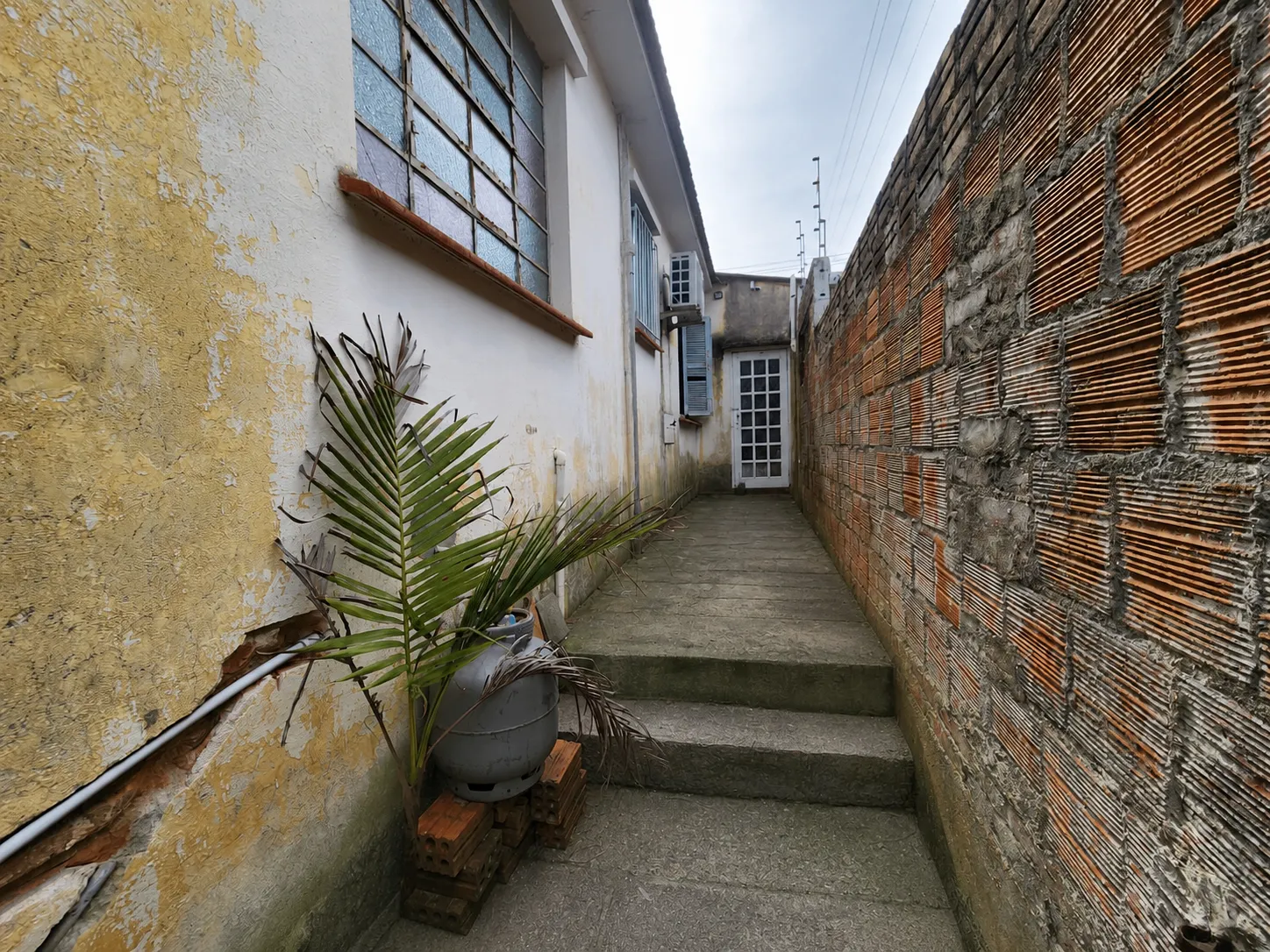 Casa à venda no centro de Pelotas - 114 m², 2 quartos, sala com lareira, ótima posição solar e amplo pátio aos fundos. - 9