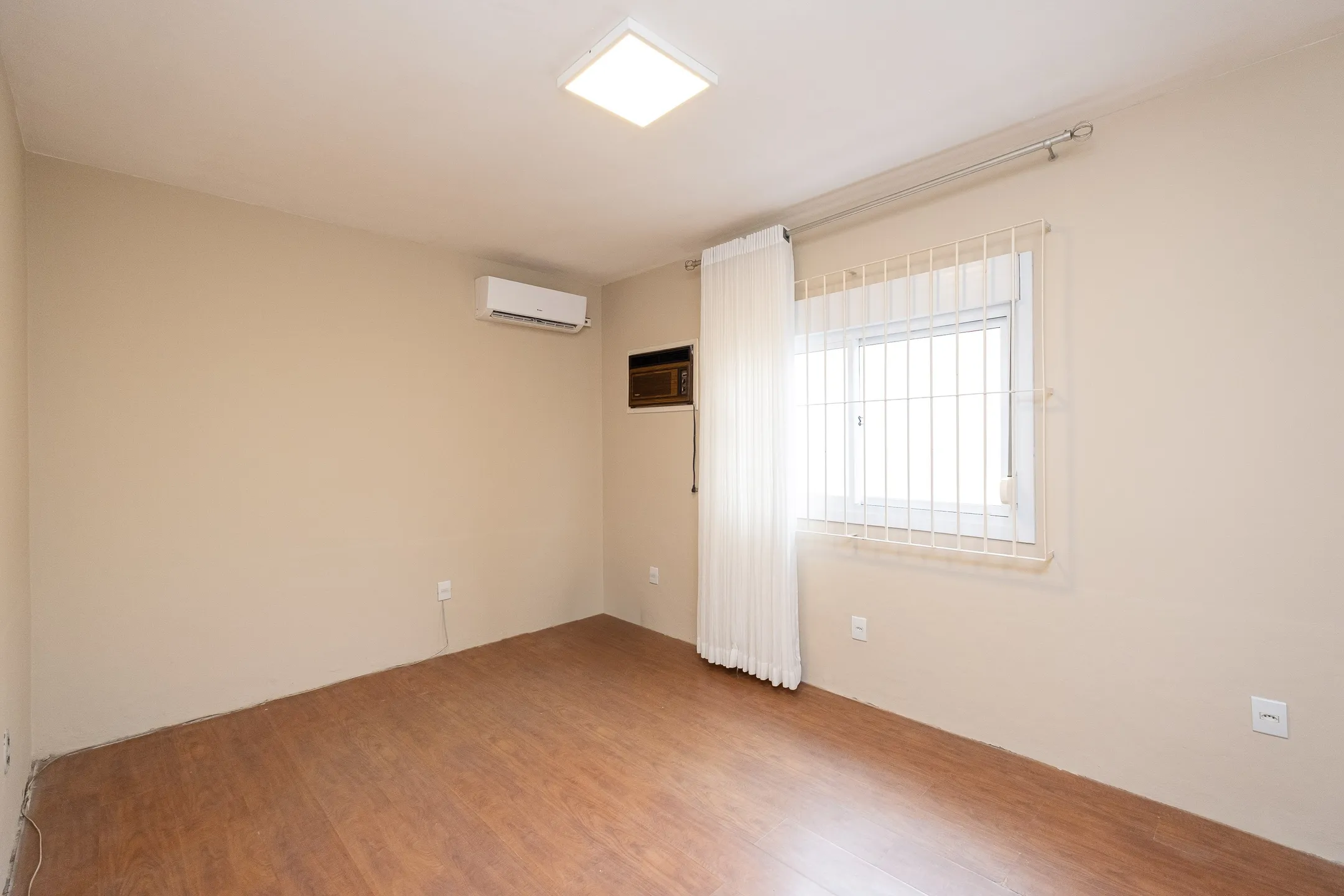 Casa à venda na Cohab Areal, Pelotas - 160 m², 3 quartos (sendo 1 suíte), sala com lareira, espaço gourmet com churrasqueira e pátio aos fundos. - 10