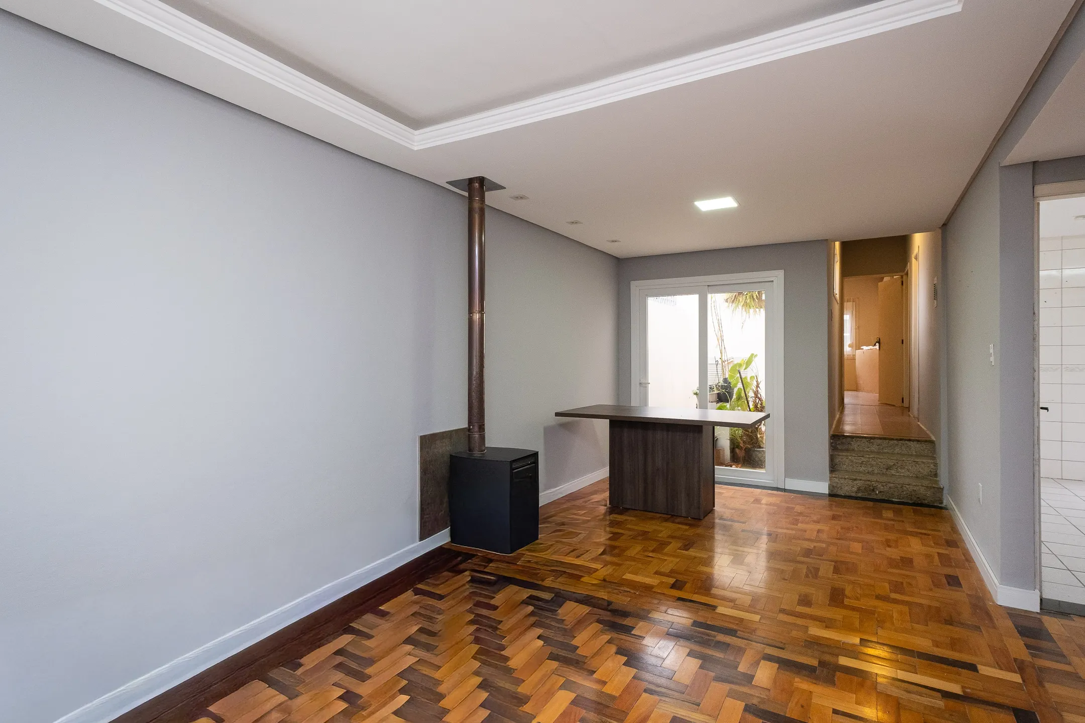 Casa à venda na Cohab Areal, Pelotas - 160 m², 3 quartos (sendo 1 suíte), sala com lareira, espaço gourmet com churrasqueira e pátio aos fundos.