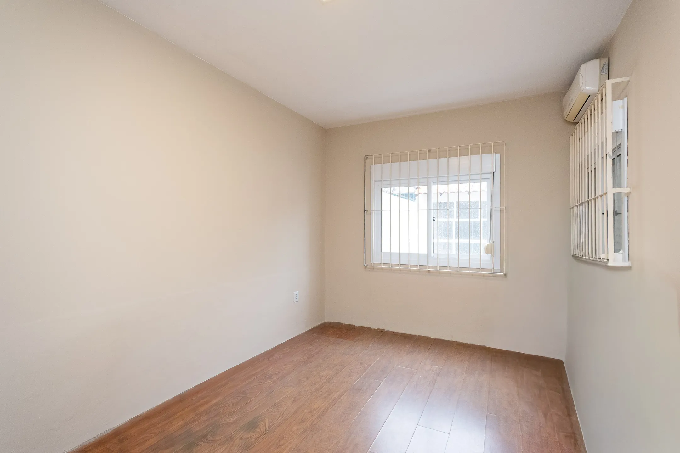 Casa à venda na Cohab Areal, Pelotas - 160 m², 3 quartos (sendo 1 suíte), sala com lareira, espaço gourmet com churrasqueira e pátio aos fundos. - 12