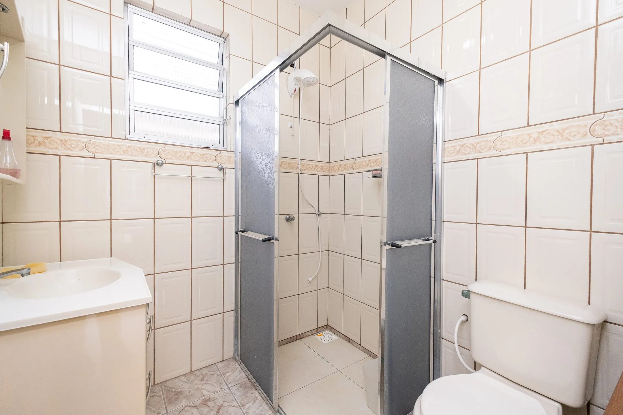 Casa à venda na Cohab Areal, Pelotas - 160 m², 3 quartos (sendo 1 suíte), sala com lareira, espaço gourmet com churrasqueira e pátio aos fundos. - 14
