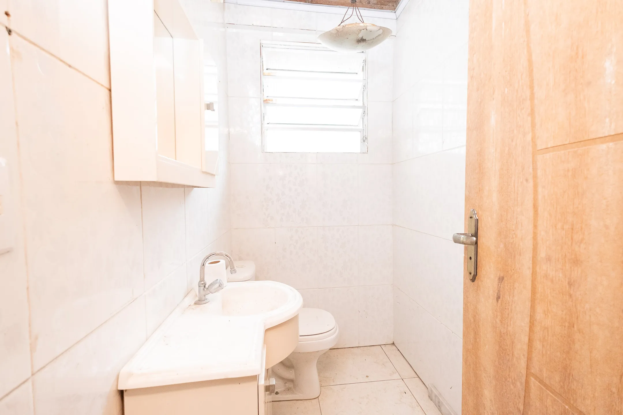Casa à venda na Cohab Areal, Pelotas - 160 m², 3 quartos (sendo 1 suíte), sala com lareira, espaço gourmet com churrasqueira e pátio aos fundos. - 17