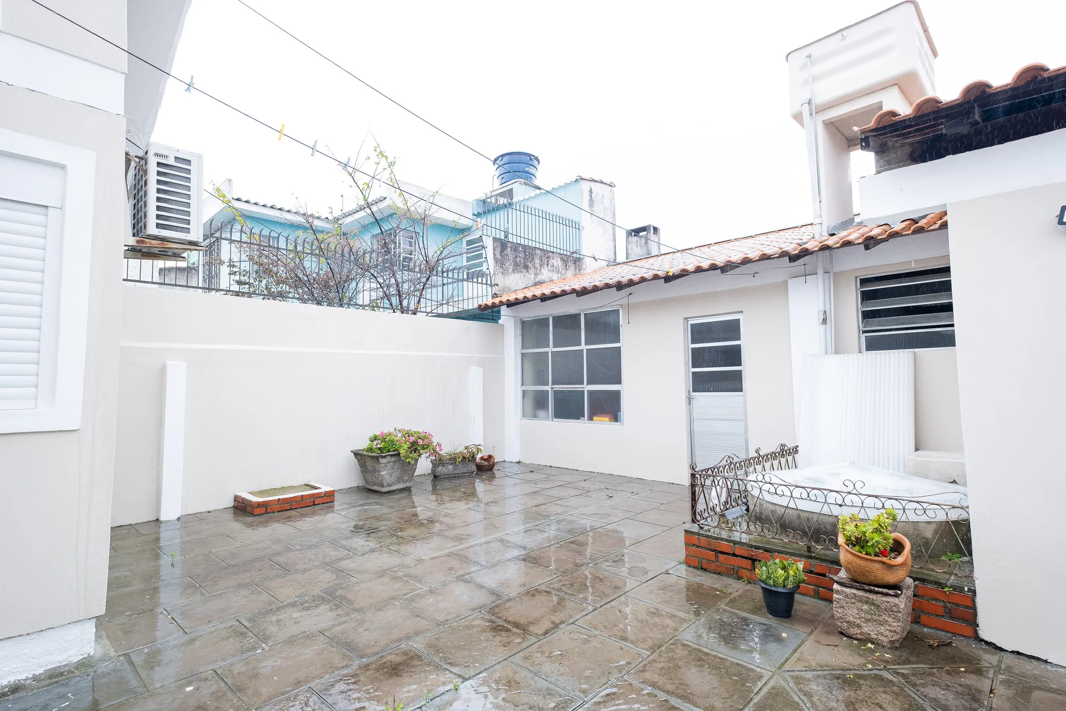 Casa à venda na Cohab Areal, Pelotas - 160 m², 3 quartos (sendo 1 suíte), sala com lareira, espaço gourmet com churrasqueira e pátio aos fundos. - 18