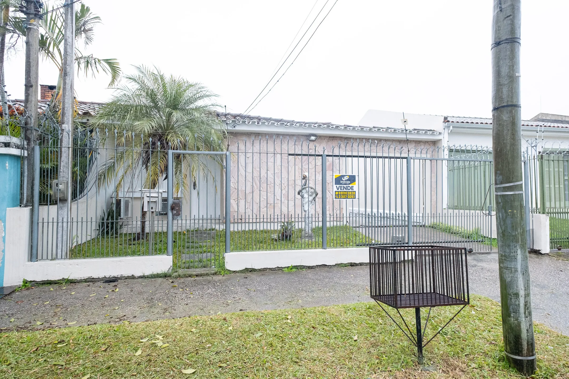 Casa à venda na Cohab Areal, Pelotas - 160 m², 3 quartos (sendo 1 suíte), sala com lareira, espaço gourmet com churrasqueira e pátio aos fundos. - 21