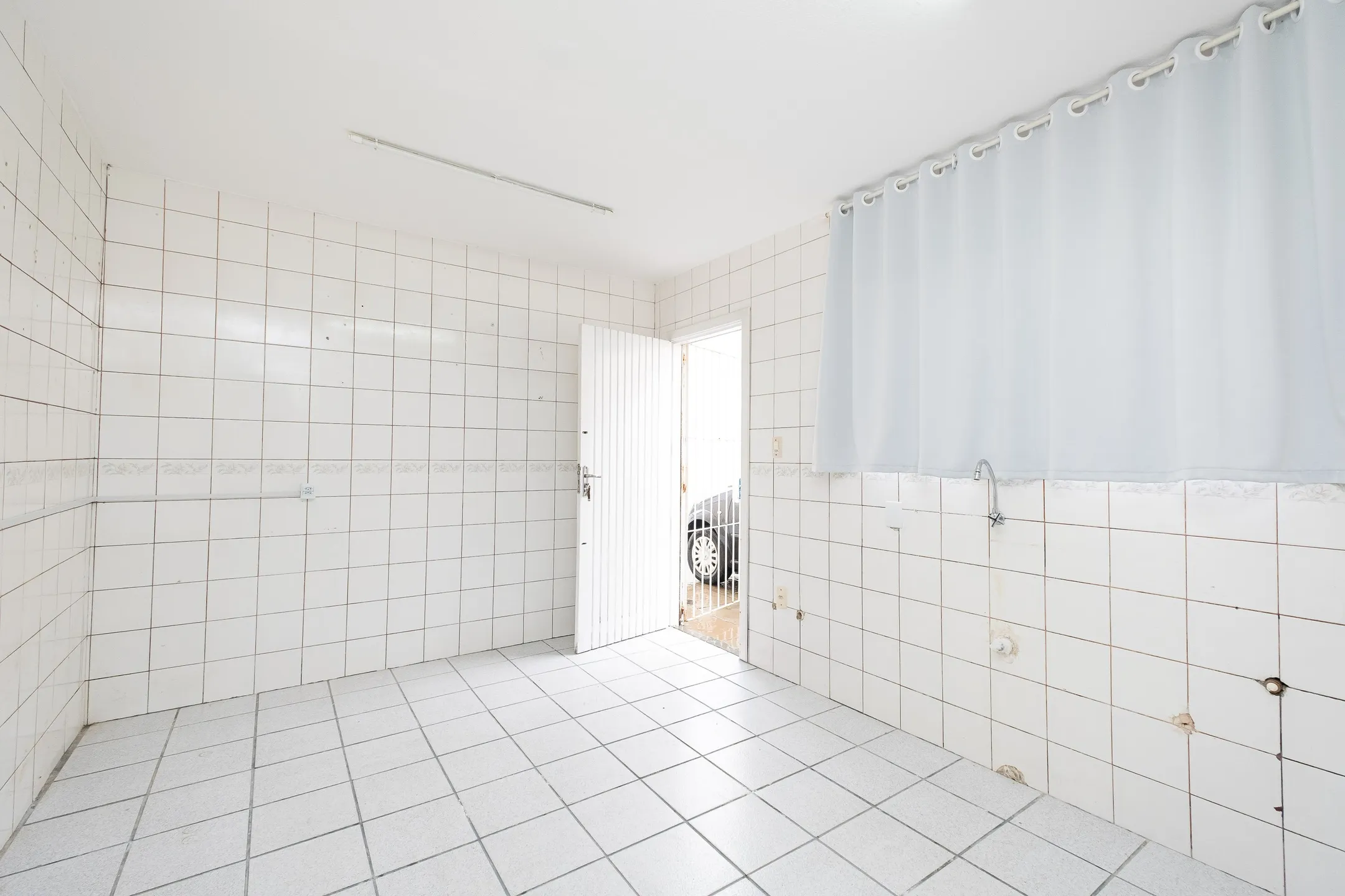 Casa à venda na Cohab Areal, Pelotas - 160 m², 3 quartos (sendo 1 suíte), sala com lareira, espaço gourmet com churrasqueira e pátio aos fundos. - 7