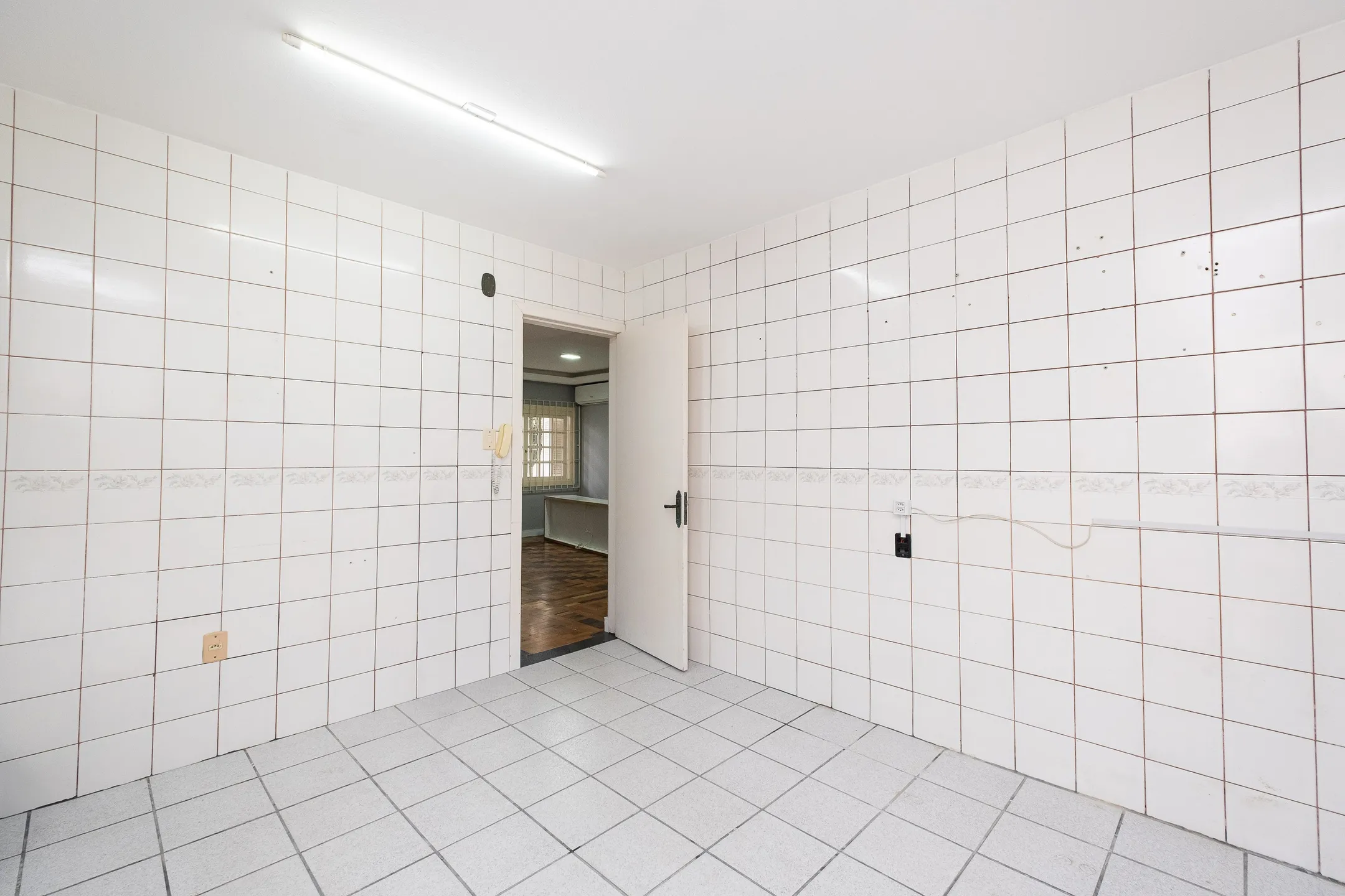 Casa à venda na Cohab Areal, Pelotas - 160 m², 3 quartos (sendo 1 suíte), sala com lareira, espaço gourmet com churrasqueira e pátio aos fundos. - 8