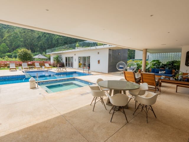 Casa com 1900m² 4 quartos e 8 banheiros, à venda, no bairro Tamboré em Barueri