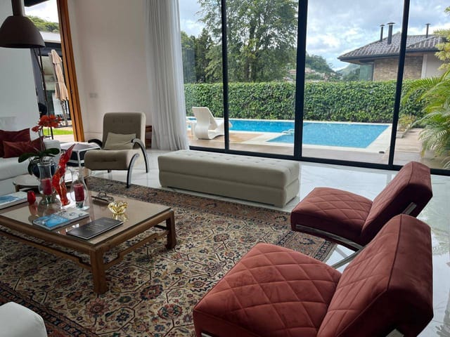 Casa com 900m² 3 quartos e 5 banheiros, à venda, no bairro Valparaíso em Petrópolis