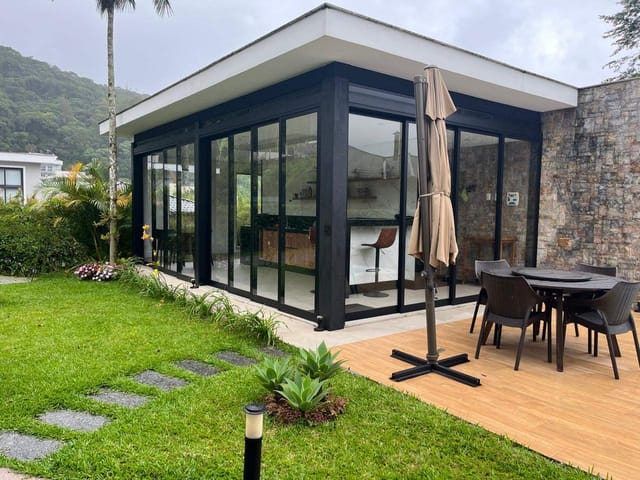 Casa com 900m² 3 quartos e 5 banheiros, à venda, no bairro Valparaíso em Petrópolis