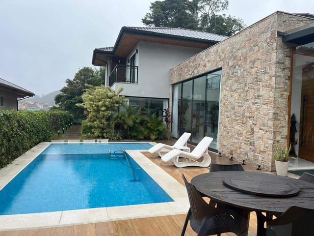 Casa com 900m² 3 quartos e 5 banheiros, à venda, no bairro Valparaíso em Petrópolis
