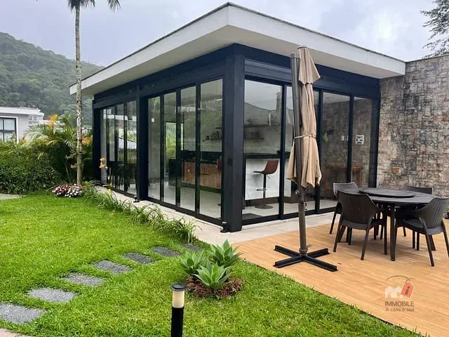 Casa com 900m² 3 quartos e 5 banheiros, à venda, no bairro Valparaíso em Petrópolis