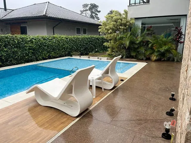 Casa com 900m² 3 quartos e 5 banheiros, à venda, no bairro Valparaíso em Petrópolis