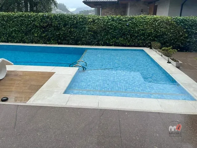 Casa com 900m² 3 quartos e 5 banheiros, à venda, no bairro Valparaíso em Petrópolis