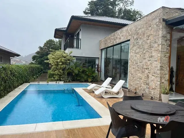 Casa com 900m² 3 quartos e 5 banheiros, à venda, no bairro Valparaíso em Petrópolis