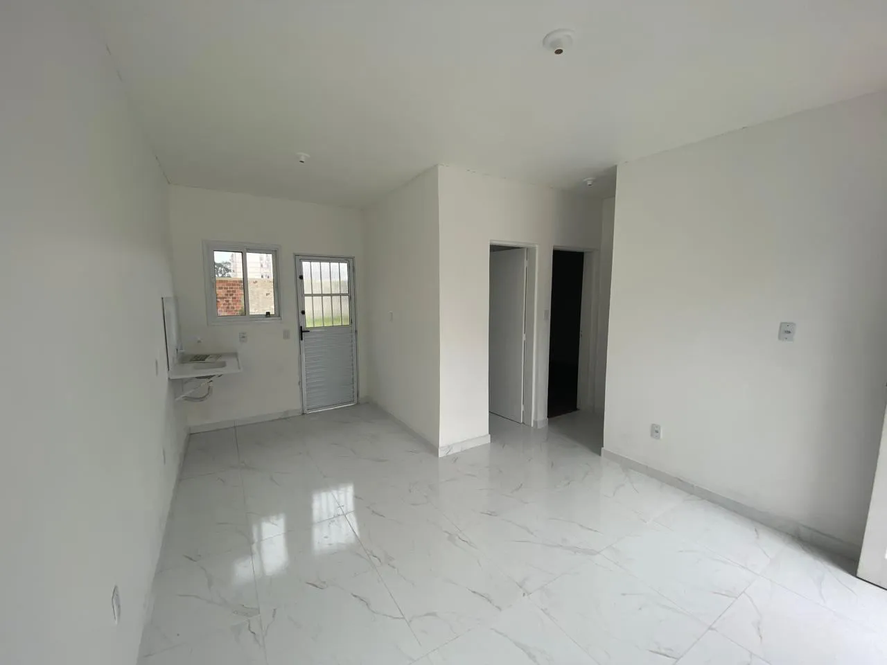 Casa à venda no Liberdade, Pelotas - 44 m², 2 quartos, ótima posição solar e amplo pátio aos fundos.