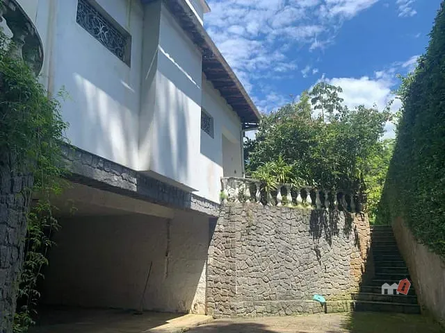 Casa com 812m² 5 quartos e 4 banheiros, à venda ou para alugar, no bairro Quitandinha em Petrópolis