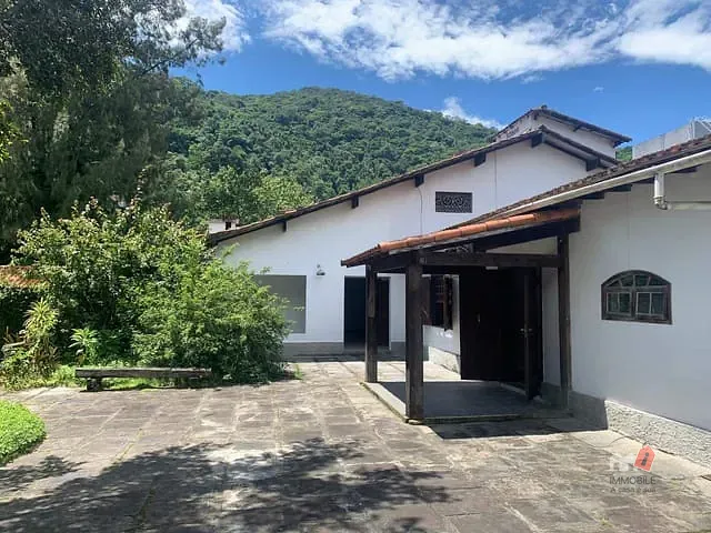 Casa com 812m² 5 quartos e 4 banheiros, à venda ou para alugar, no bairro Quitandinha em Petrópolis
