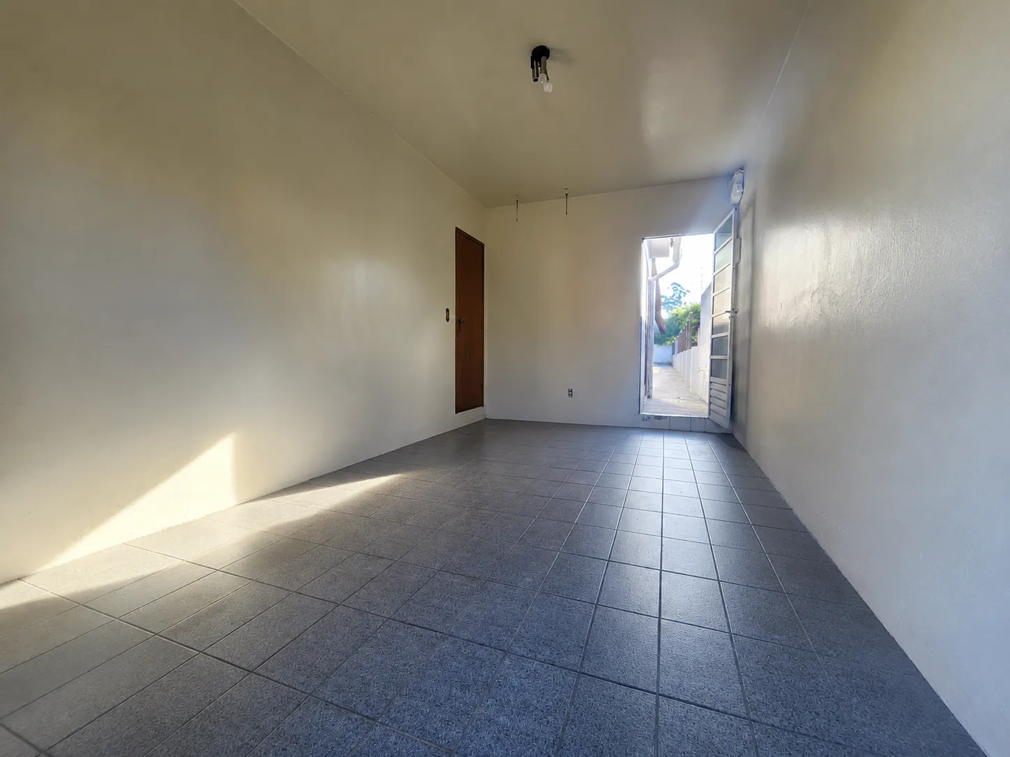 Casa à venda no Simões Lopes, Fragata - 135 m², 2 quartos, sala com lareira, churrasqueira, amplo pátio e garagem. - 13