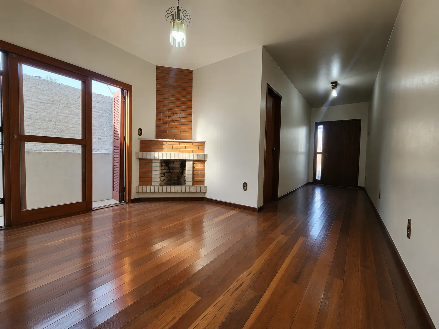 Casa à venda no Simões Lopes, Fragata - 135 m², 2 quartos, sala com lareira, churrasqueira, amplo pátio e garagem.