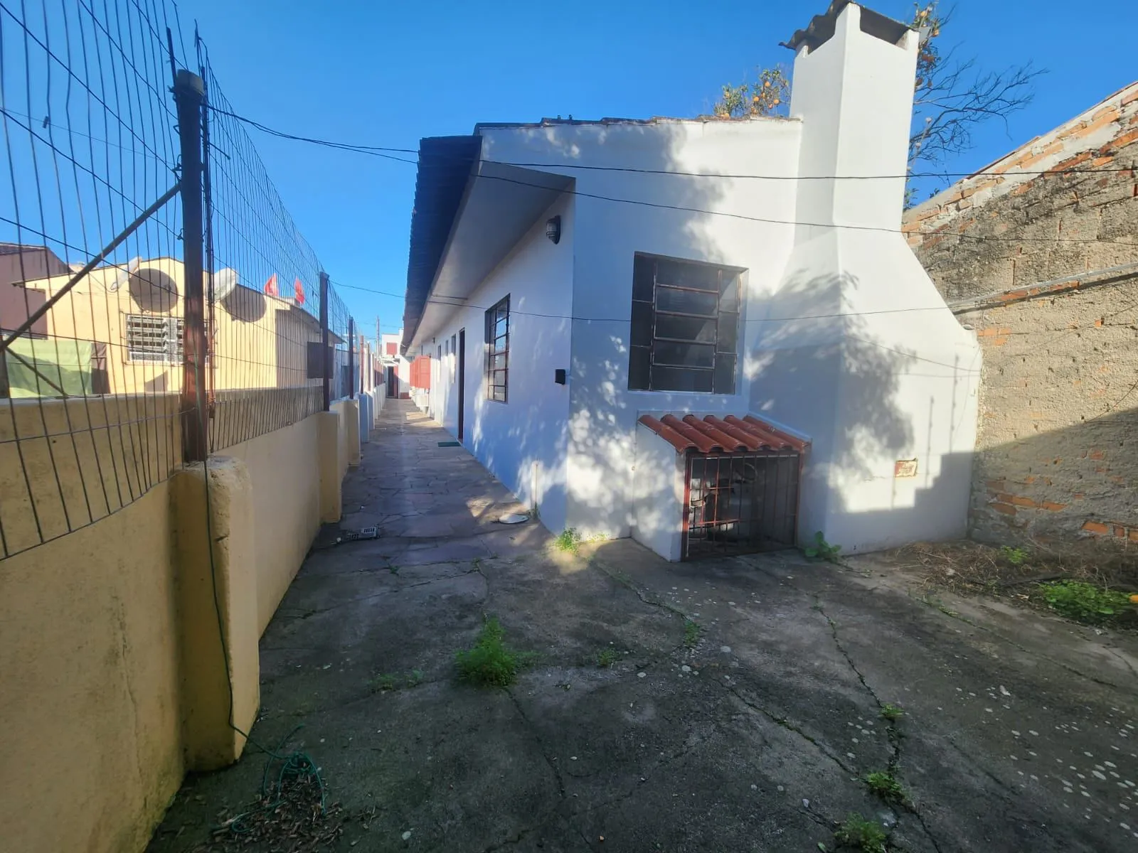 Casa à venda no Simões Lopes, Fragata - 135 m², 2 quartos, sala com lareira, churrasqueira, amplo pátio e garagem. - 16