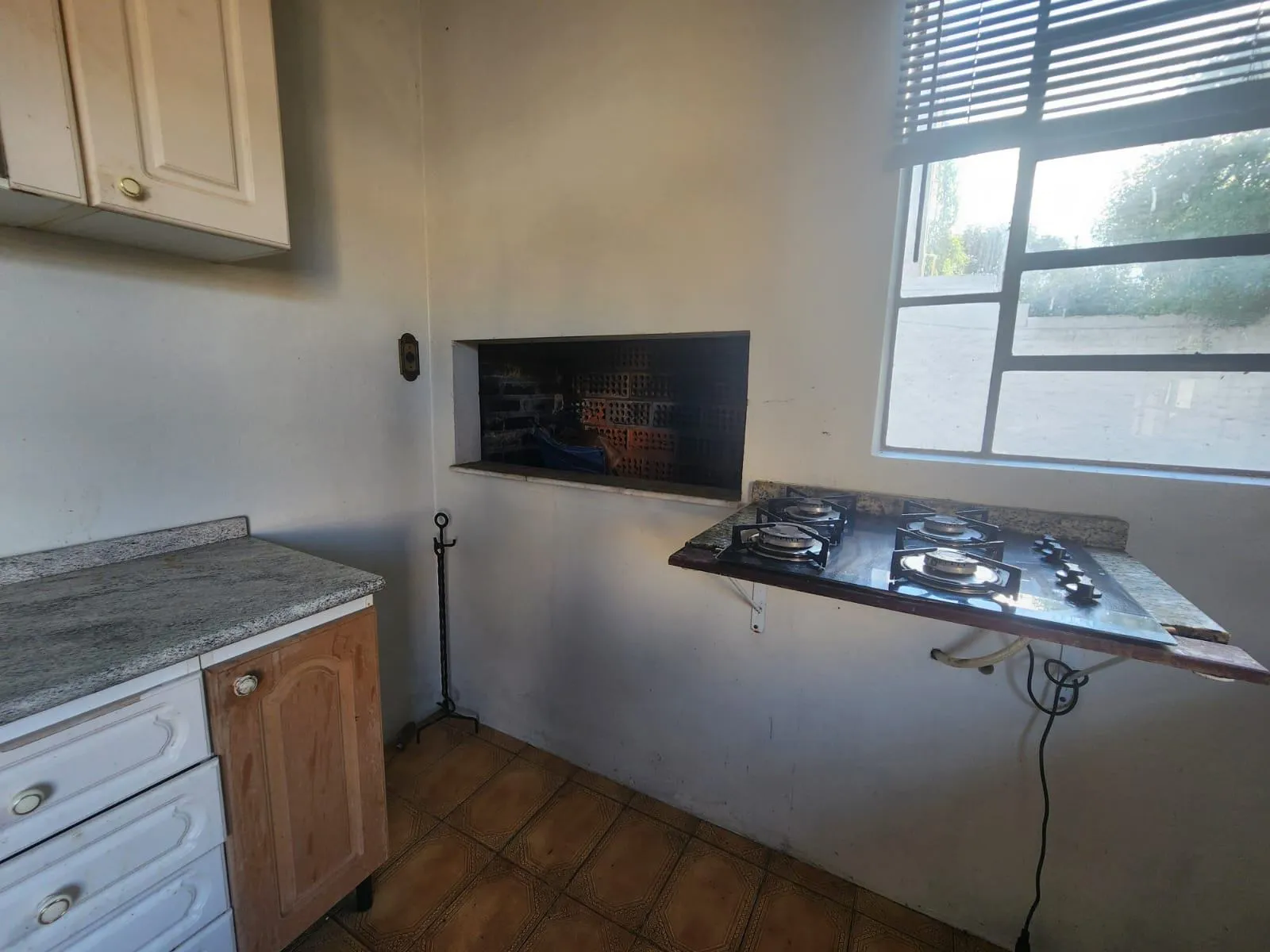 Casa à venda no Simões Lopes, Fragata - 135 m², 2 quartos, sala com lareira, churrasqueira, amplo pátio e garagem. - 12