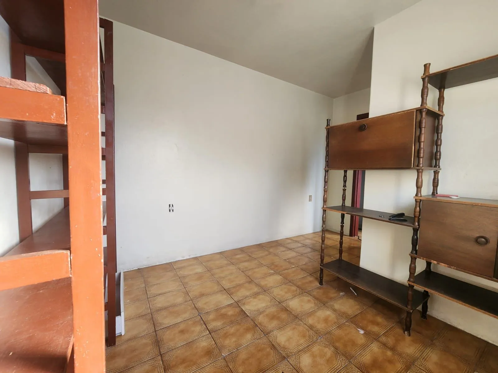 Casa à venda no Simões Lopes, Fragata - 135 m², 2 quartos, sala com lareira, churrasqueira, amplo pátio e garagem. - 10
