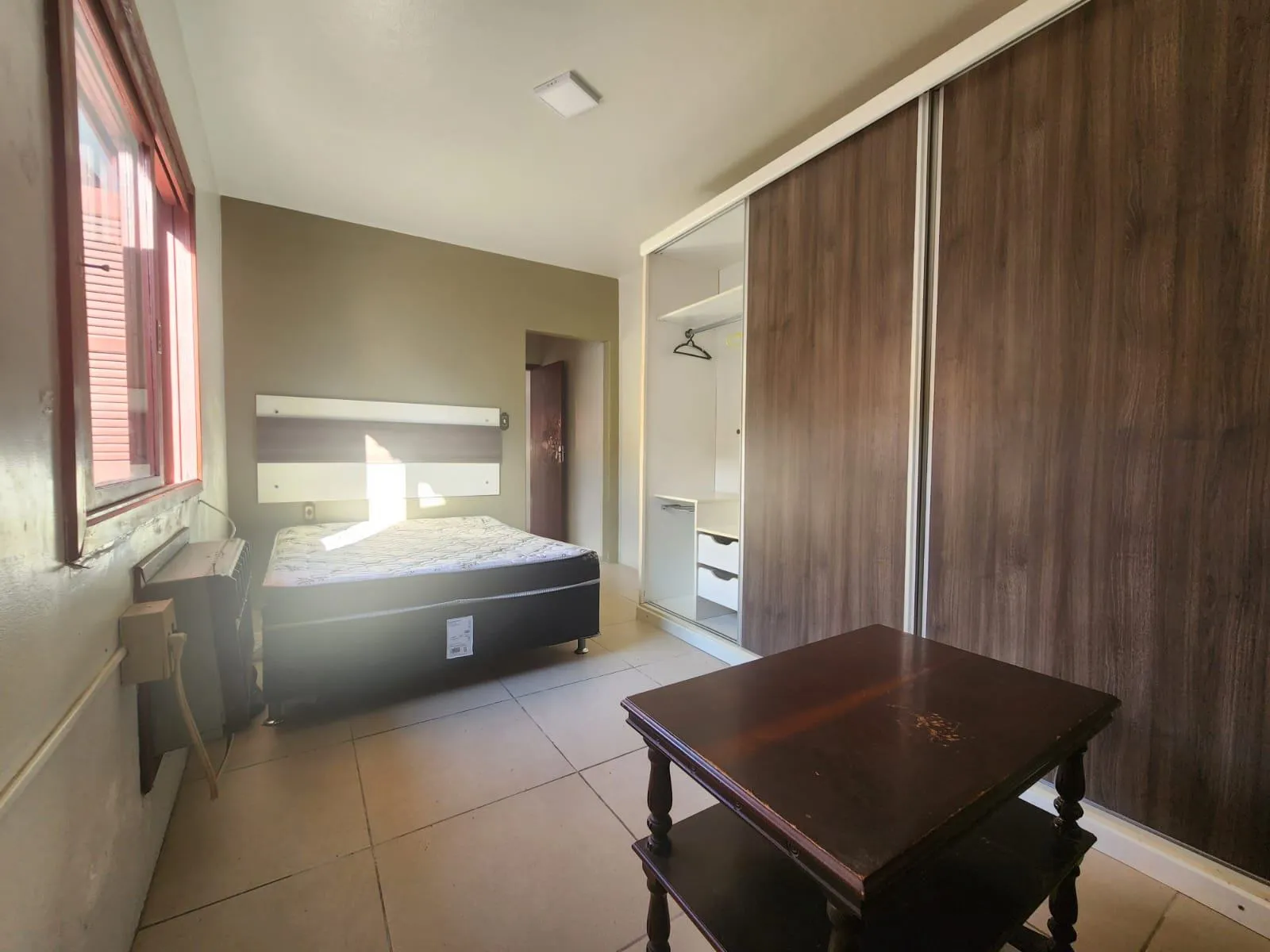Casa à venda no Simões Lopes, Fragata - 135 m², 2 quartos, sala com lareira, churrasqueira, amplo pátio e garagem. - 6