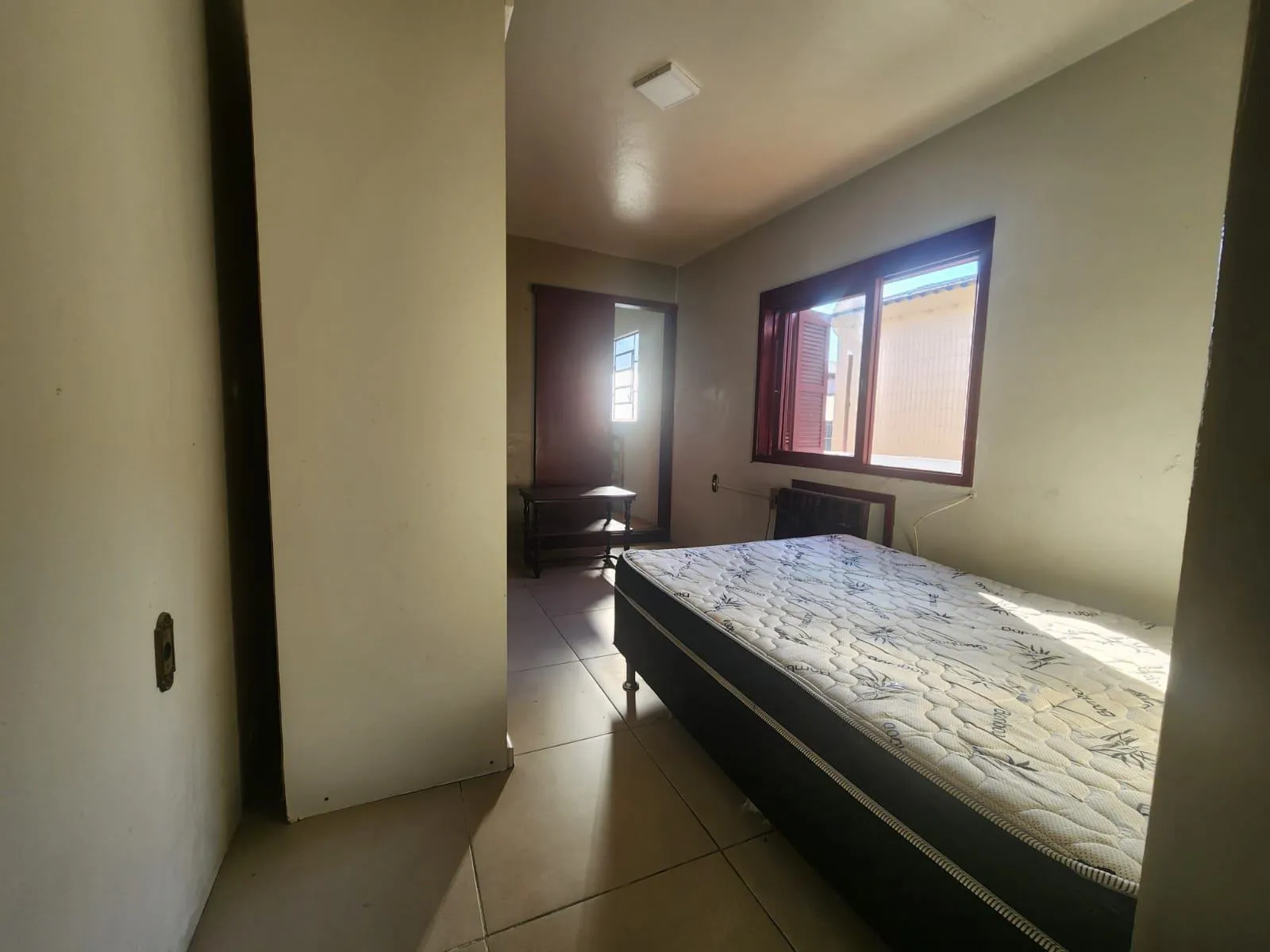Casa à venda no Simões Lopes, Fragata - 135 m², 2 quartos, sala com lareira, churrasqueira, amplo pátio e garagem. - 7
