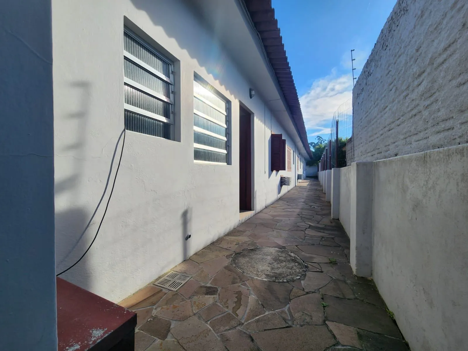 Casa à venda no Simões Lopes, Fragata - 135 m², 2 quartos, sala com lareira, churrasqueira, amplo pátio e garagem. - 15