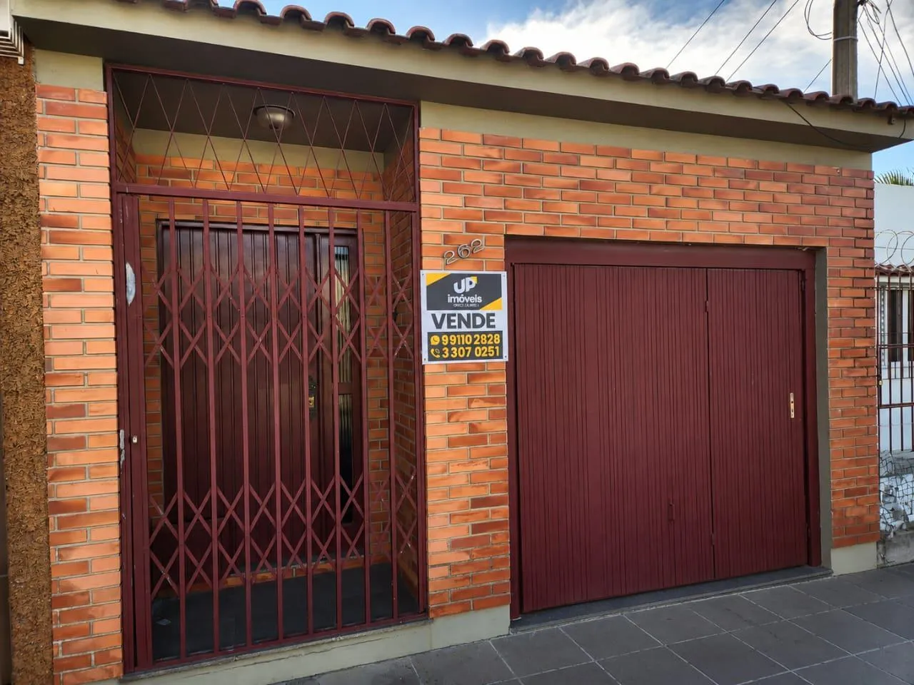 Casa à venda no Simões Lopes, Fragata - 135 m², 2 quartos, sala com lareira, churrasqueira, amplo pátio e garagem. - 18