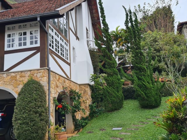 Casa com 1100m² 3 quartos e 3 banheiros, à venda, no bairro Retiro em Petrópolis