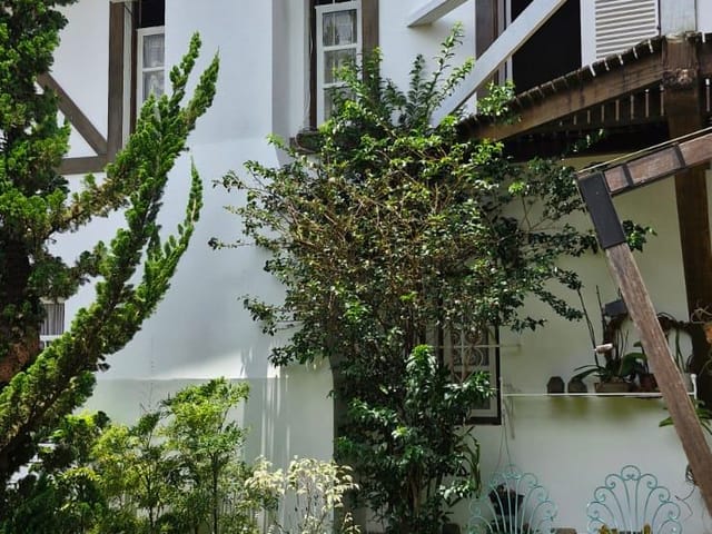 Casa com 1100m² 3 quartos e 3 banheiros, à venda, no bairro Retiro em Petrópolis