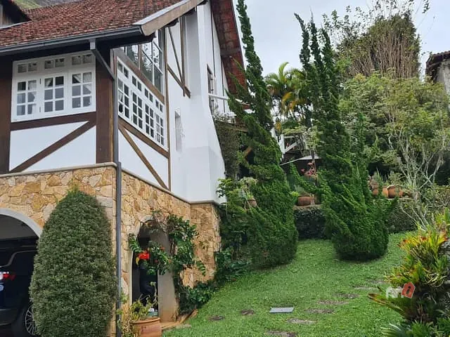 Casa com 1100m² 3 quartos e 3 banheiros, à venda, no bairro Retiro em Petrópolis