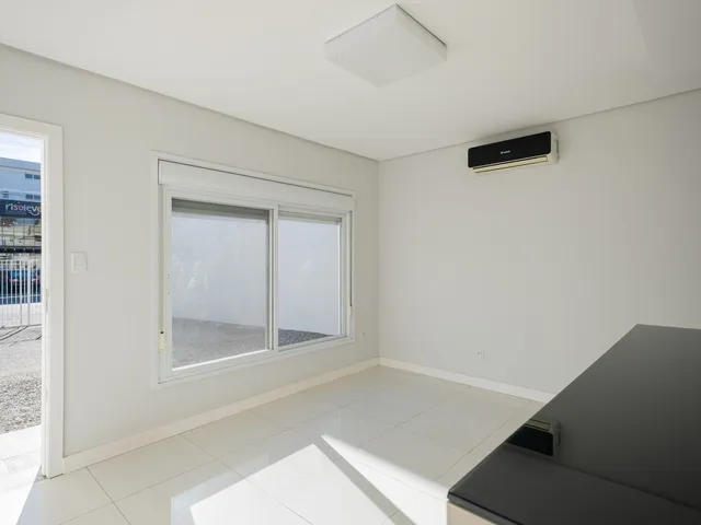 Casa 2 quartos e 3 banheiros, para alugar, no bairro Centro em Pelotas